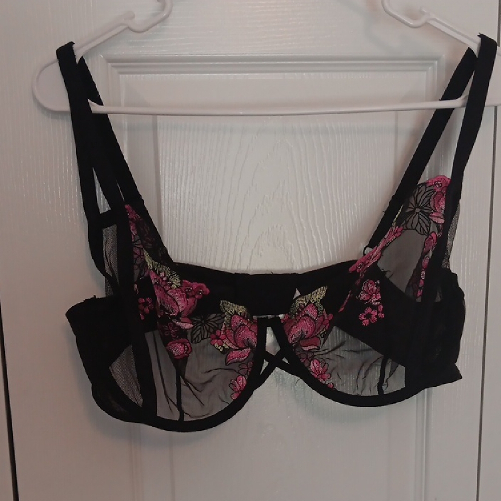 Adore Me 38DD Black and Pink Floral Embroidered Bra